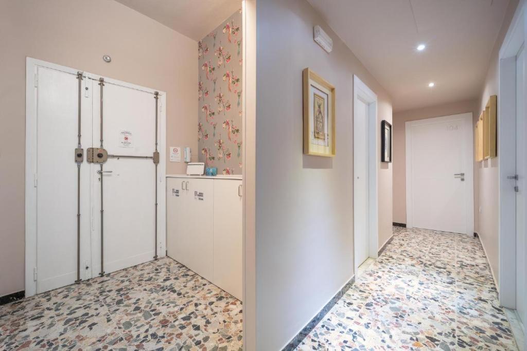 Boutique Rooms Carbonazzi 17 Cagliari Bagian luar foto